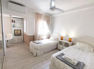 een slaapkamer met twee bedden en een raam bij Sun & Beach 9 in Corralejo