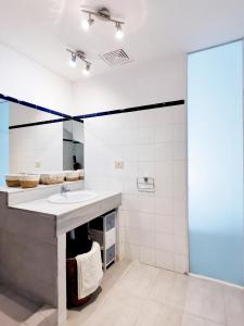 een badkamer met een wastafel en een grote spiegel bij Sun & Beach 9 in Corralejo +38 foto's