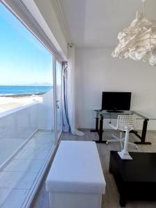 een witte kamer met een bureau en een laptop op een tafel bij Sun & Beach 9 in Corralejo