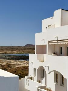 een wit huis met uitzicht op de woestijn bij Sun & Beach 9 in Corralejo