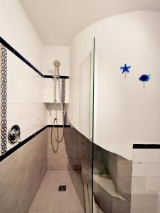 een douche in een badkamer met een glazen deur bij Sun & Beach 9 in Corralejo