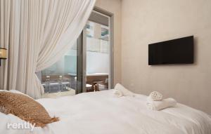 Voodi või voodid majutusasutuse Luxury Suites With Balcony And Jacuzzi At Sea Side By Rently toas