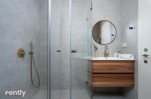 Vannituba majutusasutuses Luxury Suites With Balcony And Jacuzzi At Sea Side By Rently