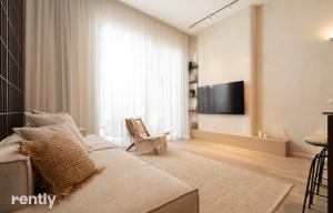 Televiisor ja/või meelelahutuskeskus majutusasutuses Luxury Suites With Balcony And Jacuzzi At Sea Side By Rently