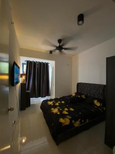 una camera da letto con un letto e un ventilatore a soffitto di Horizon suits sun suria sepang a Sepang