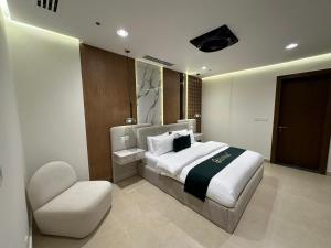 Un pat sau paturi într-o cameră la Executive Escape's 2-Bedroom Suite, Massage Chair, Mountain View, F-7
