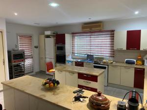 ChotranaにあるPerle de la Soukraのキッチン(カウンターにフルーツを入れた器付)