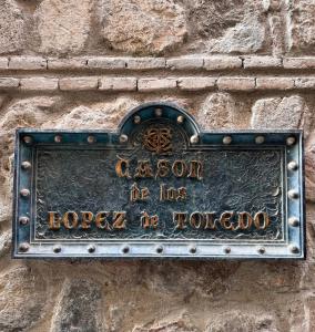 a sign on the side of a building at Hotel Boutique Casón De Los López in Toledo