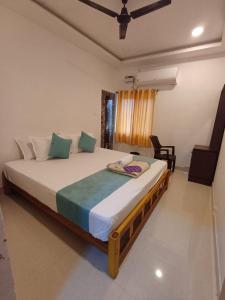 une chambre avec un grand lit dans une pièce dans l'établissement Saai Residency Tiruvannamalai, à Tiruvannāmalai 48 autres photos
