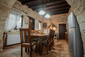 Gambar di galeri bagi Charming Stone Villa in Crete di Kavrokhórion +3 gambar