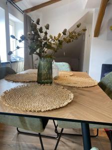 a table with a vase of flowers on top of it at FeWo A 6 J 22 Michelangelo NETFLIX Fußgängerzone in Eisenach