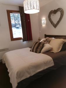 Giường trong phòng chung tại Résidence L'Albane, 4 pers, skis aux pieds, piscine et parking