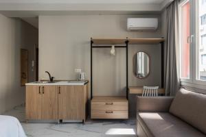 テッサロニキにあるNoima Luxury Suitesの部屋に洗面台と化粧台があるバスルーム +109枚の写真