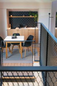 a balcony with a table and chairs and a kitchen at Le Temps de Livresse in Namur
