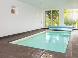 ein Pool in einem Haus in der Unterkunft 8 person holiday home in Ebeltoft-By Traum in Ebeltoft