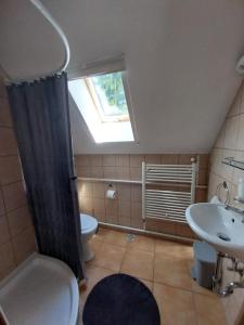 Bilik mandi di Hertelendi Vendégház +13 gambar