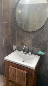 un bagno con lavandino e specchio di Cabaña Carmanqui ad Alpa Corral