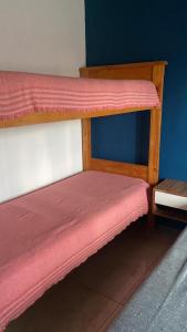 un paio di letti a castello in una camera di Cabaña Carmanqui ad Alpa Corral