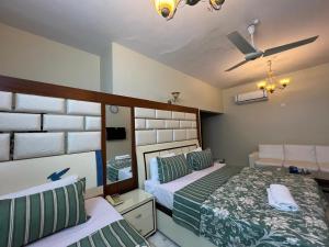 Ένα ή περισσότερα κρεβάτια σε δωμάτιο στο New Times Inn Pechs