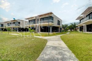 una pasarela frente a un edificio en Luxury 2-Bedroom Apartment with Pool & Garden View, Lekki Lakowe Lakes Estate, en Lakowe