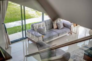 Foto de la galería de Luxury 2-Bedroom Apartment with Pool & Garden View, Lekki Lakowe Lakes Estate en Lakowe