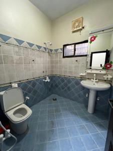 Ένα μπάνιο στο New Times Inn Pechs