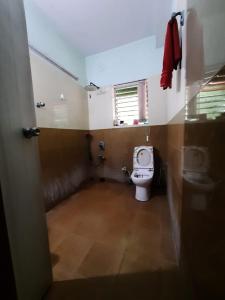 コルカタにあるHoliday villaのトイレと窓のある小さなバスルーム