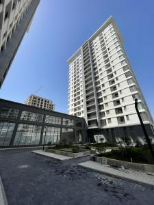 zwei hohe Gebäude vor einem Gebäude in der Unterkunft Modern and Elegant Apartment in Baku