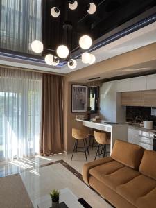 Una sala de estar con un sofá y una cocina. en Sas 1 Luxury Apartments, en Mamaia