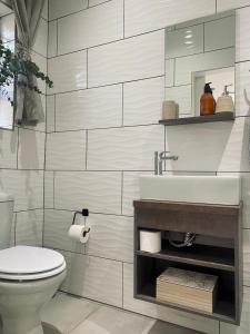 Et badeværelse på The Bungalow 2 min walk to The Point