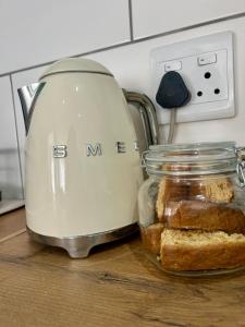 Køkken eller tekøkken på The Bungalow 2 min walk to The Point + 18 billeder