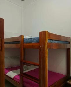 Ένα ή περισσότερα κρεβάτια σε δωμάτιο στο Queen's Room Rental 1