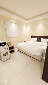 リヤドにあるSmart Entry Room Al-Narjis 2の白いフロアのベッドルーム(ベッド1台付)