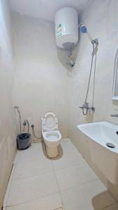 リヤドにあるSmart Entry Room Al-Narjis 2のトイレと洗面台付きのバスルーム