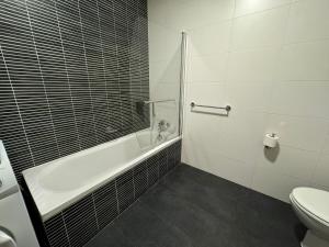 Ένα μπάνιο στο Bayview Seafront 5A +34 φωτογραφίες