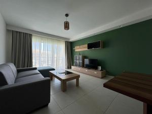 Μια τηλεόραση ή/και κέντρο ψυχαγωγίας στο Bayview Seafront 5A