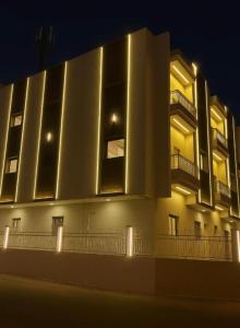 リヤドにあるشقة استديو حي الوزاراتの夜にライトが点灯する大きな建物