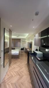 Una habitación con cocina y una cama en una habitación en The Sterling twilight, en Greater Noida