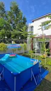a blue ping pong table in front of a house at Villa Dwikora Pekanbaru in Pekanbaru