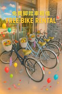 a group of bikes parked in front of a building at 沐舍-蜜滋賀溫泉飯店 in Ruisui