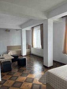 a hotel room with a bed and a table at Къща за гости Динас in Zmeitsa