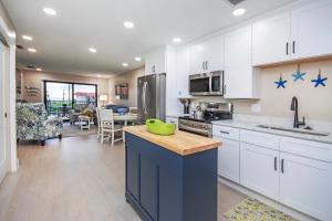 Η κουζίνα ή μικρή κουζίνα στο Island oasis - Beachfront condo on Sanibel Island - Sandalfoot 2C3
