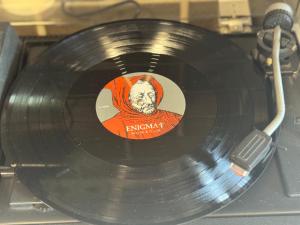 a vinyl record with a picture of a man on it at Просторі LUX апартаменти на центральному проспекті, програвач вінілу з платівками, великий Smart TV,преміум-підписки YouTube та онлайн-кінотеатрів , кавомашина, відкритий балкон, ЗВІТНІ ДОКУМЕНТИ in Kryvyi Rih