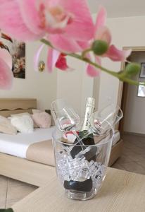 a vase with wine glasses and a flower on a table at Domus REA in Bracciano