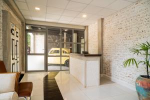 ネゴンボにあるCeylon Kingsmen Garden - Katunayake Airport Transit Hotelsのカウンター付きのロビーとレンガの壁 +128枚の写真