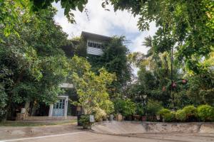 ネゴンボにあるCeylon Kingsmen Garden - Katunayake Airport Transit Hotelsの前に木がある家