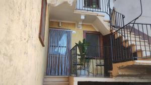 een gebouw met een trap en een plant op een balkon bij La corte del meleto - appartamento in stile Valdostano in Saint-Pierre