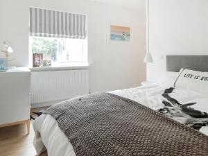 Giường trong phòng chung tại Chlobo Cottage