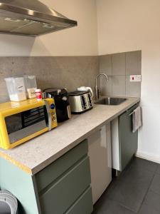 Kuchyň nebo kuchyňský kout v ubytování Modern flat in Egham by Royal Holloway University Royal Ascot and Windsor near Heathrow Airport + 36 fotografií