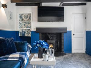 ein Wohnzimmer mit Couch und Kamin in der Unterkunft Heart Stone Cottage in Staithes